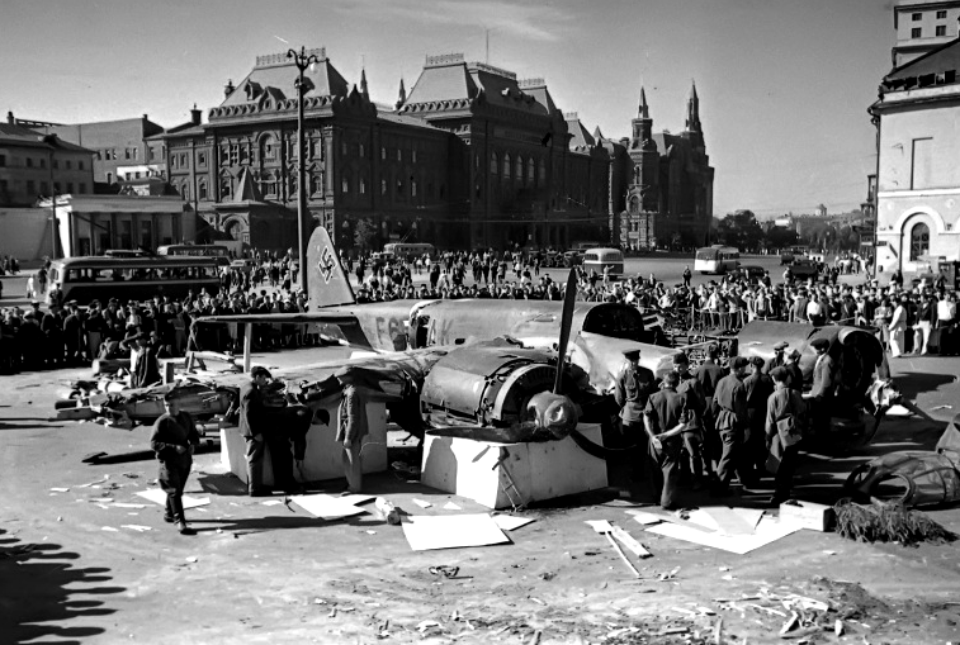 Самолёт Юнкерс Ю-88 (JU 88) на площади Свердлова (сейчас Театральная площадь) Сбит лётчиками 3-го истребительного авиакорпуса около Истры 25.07.1941
