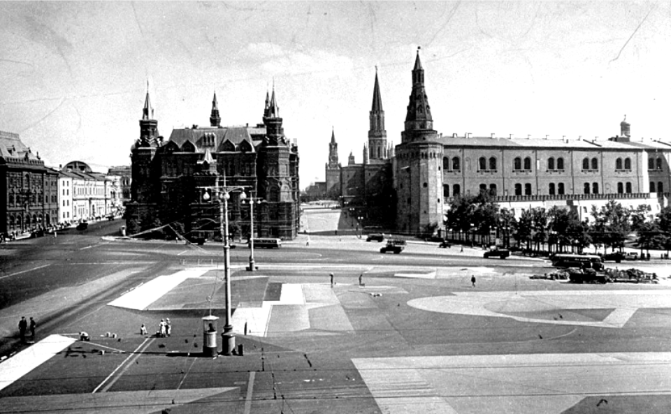 Государственный Исторический музей вид со стороны Манежной площади Июль 1941 года. Фото Маргарет Берк-Уайт