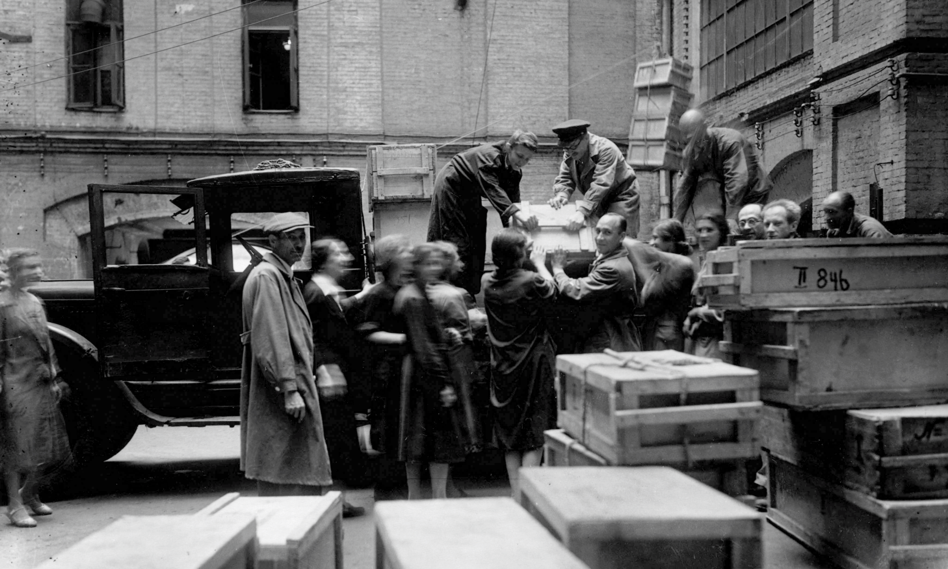 Разгрузка ящиков с вернувшимися коллекциями во внутреннем дворе музея. Москва, 1944т г.