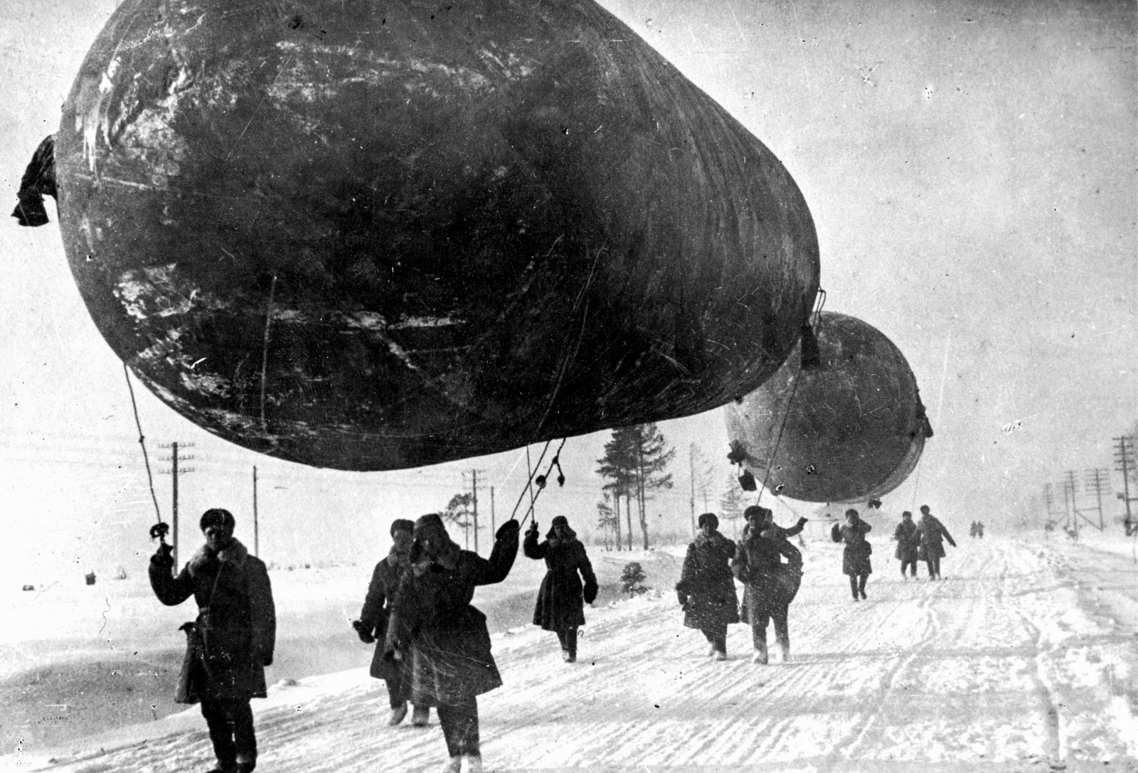 Воздушные заграждения. Аэростаты в Москве 1941. Блокада Ленинграда аэростаты заграждения. Аэростаты заграждения в Москве 1941. Аэростаты в небе над Москвой 1941.