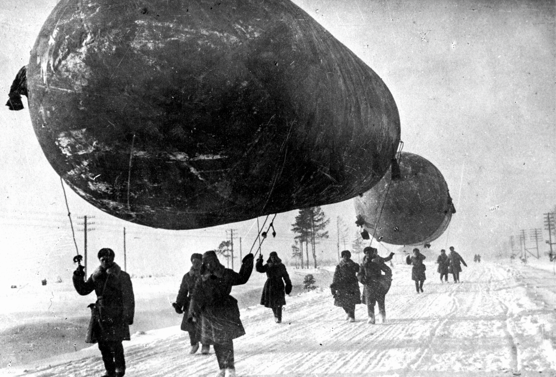 На охране воздушных рубежей Москвы. Доставка к аэростатам газа. Фотограф Л.Великжанин. Декабрь 1941 г.