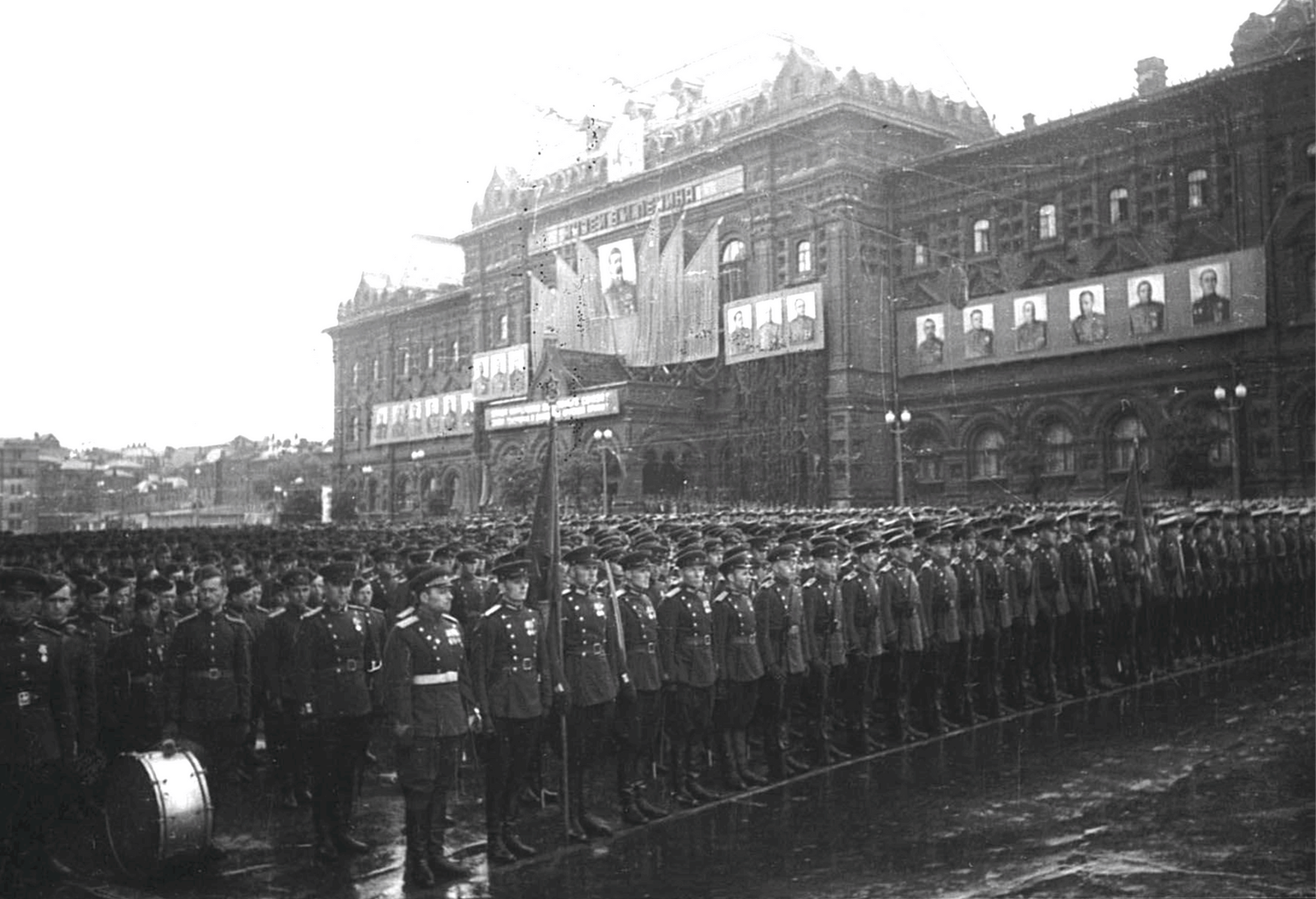 Где прошел первый парад. Парад Победы 24 июня 1945 г. Парад 1945г на красной площади. 1 Парад Победы 1945.