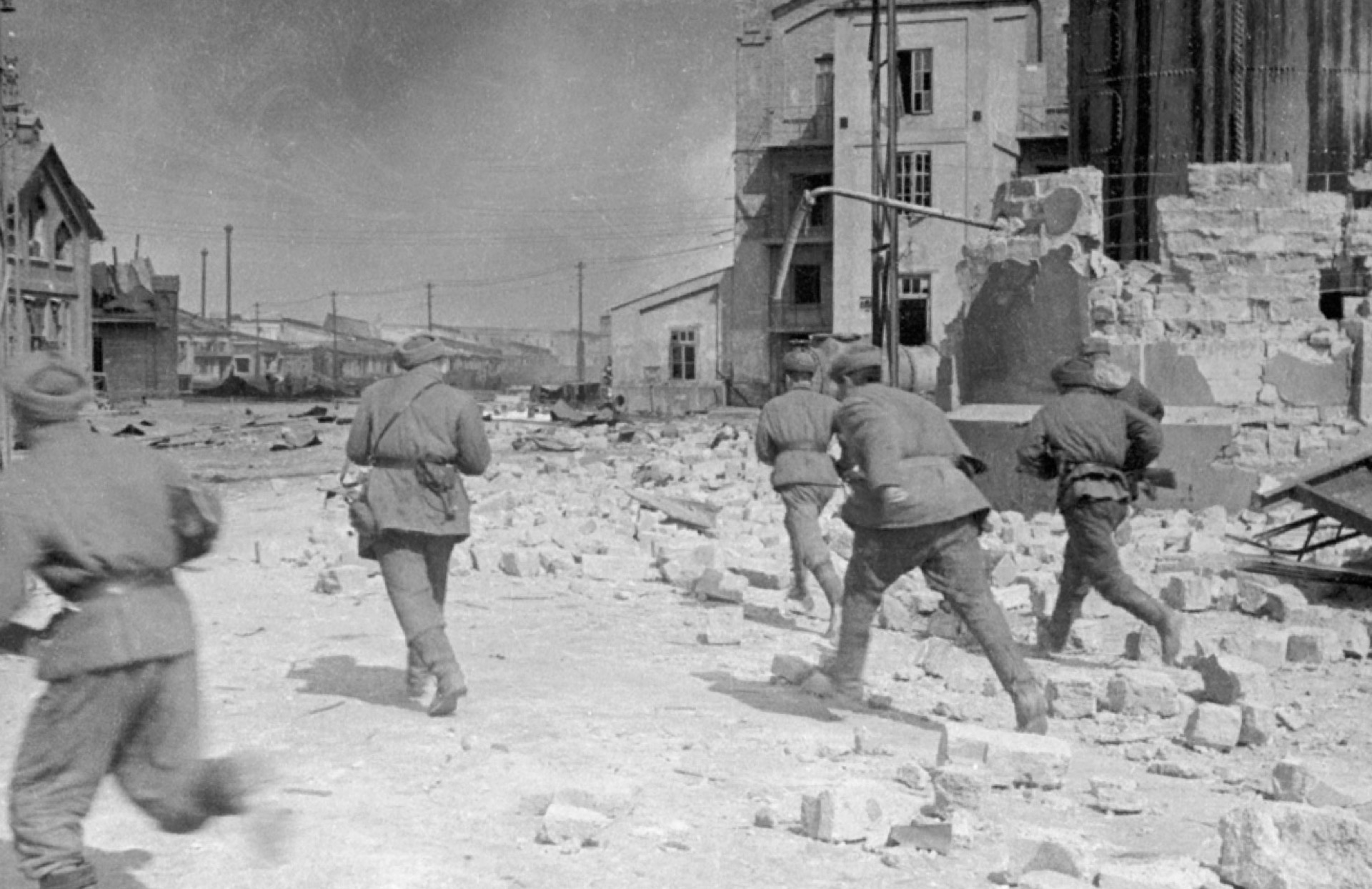 Атака бойцов Красной Армии на&nbsp;одной из&nbsp;улиц Одессы. Украинская ССР, апрель 1944&nbsp;г.