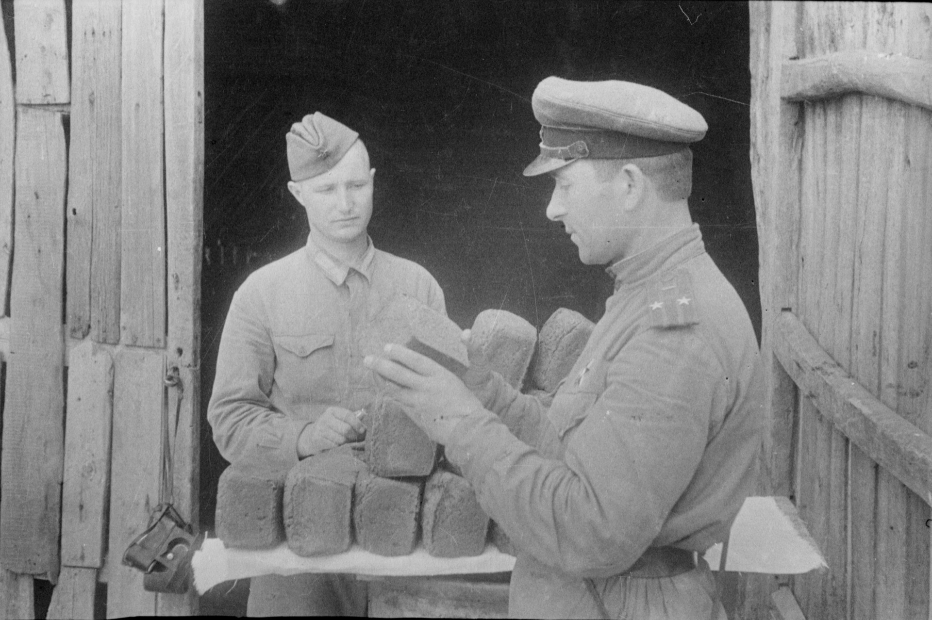 Гвардии подполковник И.У. Лещенко и&nbsp;гвардии рядовой Г.Ф. Голубев (кладовщик) проверяют качество провизии. 18-й гвардейский танковый полк 1-й гвардейской механизированной бригады 1-го гвардейского механизированного корпуса 1943&nbsp;г.