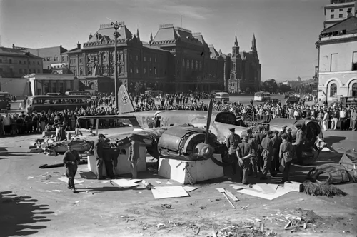 Немецкий самолет, сбитый над Москвой. 1941