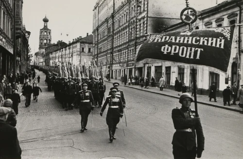 Сводный полк  4-го Украинского фронта идет на Красную площадь. Я.Н. Халип. 1945