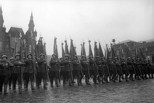 Парад Победы на Красной площади в Москве 24 июня 1945 года в честь победы СССР над Германией. Торжественный марш сводного полка одного из фронтов на Красной площади.
Москва, 24 июня 1945 года.
Сергей Лоскутов / РИА Новости