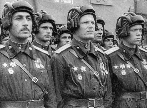 Парадный расчет советских танкистов во время парада на Красной площади по случаю Победы в Великой Отечественной войне. Кадр из фильма "Великая победа советского народа", студия ЦСДФ (РЦСДФ), 1961 год, реж. Ф. Киселев.
Москва, 24 июня 1945 года.
Архив РИА Новости