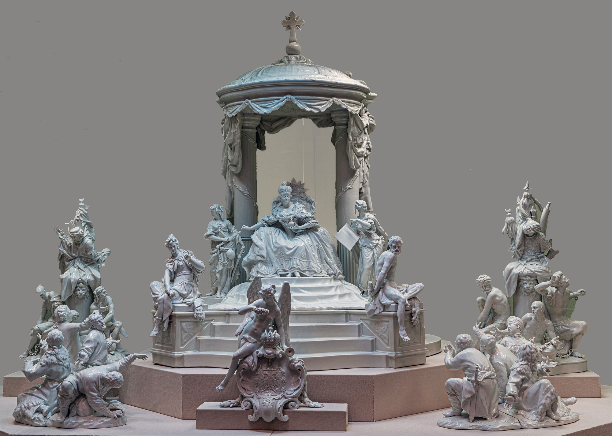 Настольное украшение десертного сервиза императрицы Екатерины II. Балдахин на двух колоннах на четырехугольном постаменте 1908 год, по модели 1770-1772 года. Фарфор