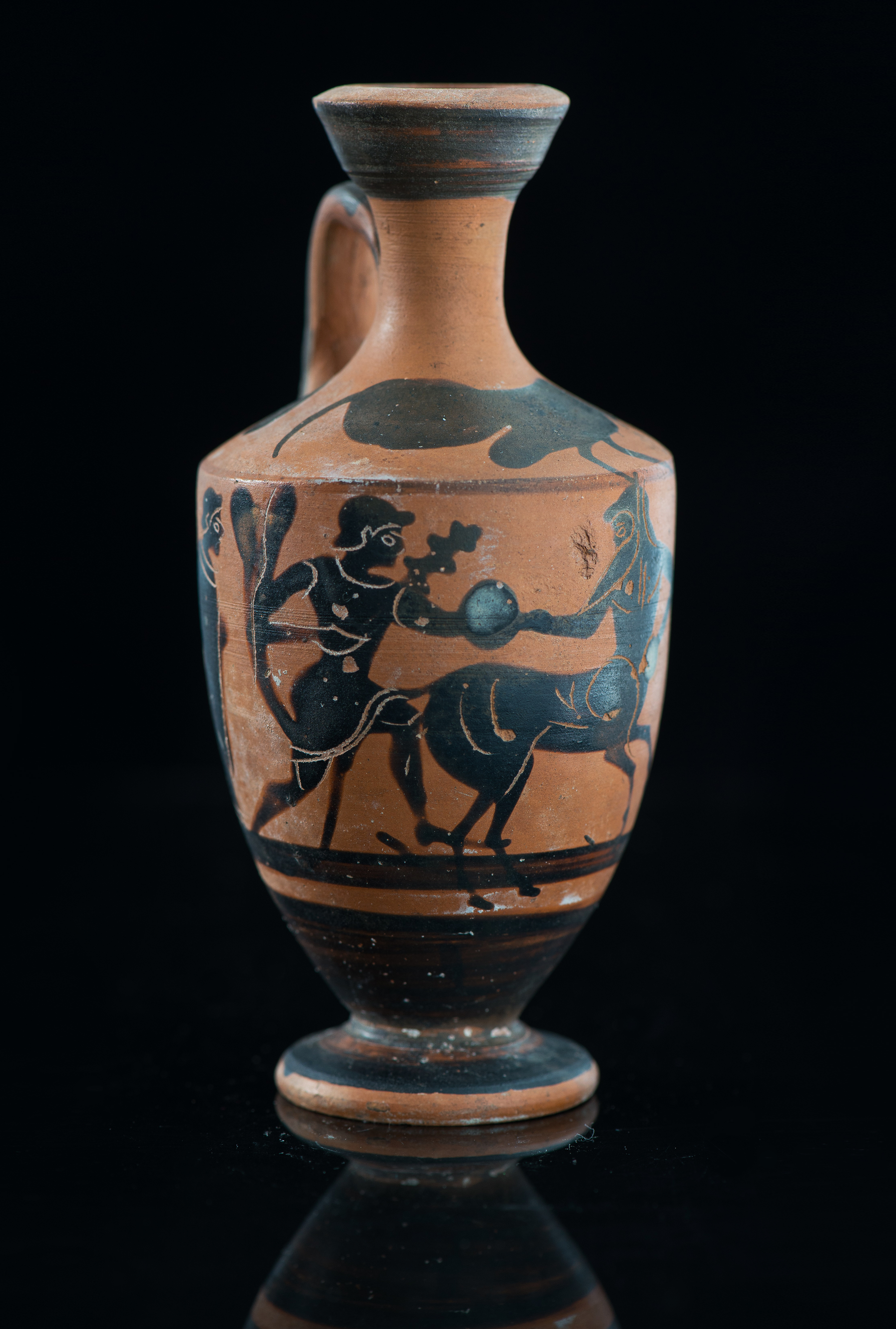 Лекиф чернофигурный: Геракл с кентавром. Греция. Конец VI в. до н.э.