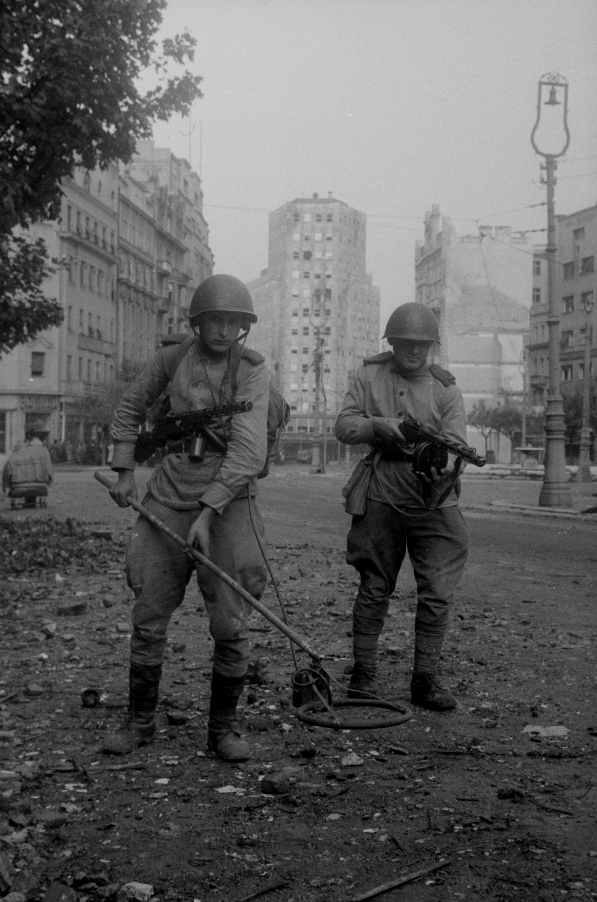 Е. А. Халдей. Советские саперы ищут мины на улицах Белграда