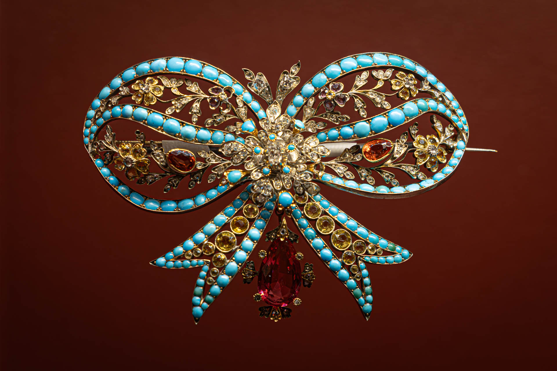 Экскурсия «Традиции и мода: история ювелирных украшений в России»