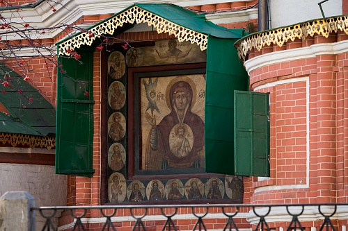Богоматерь Знамение со святыми на полях. Конец XVII в. Восточный фасад Покровского собора