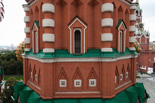 Кирпичный и белокаменный декор восьмерика центральной церкви Покровского собора