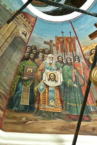 Фрагмент масляной живописи XIX в. в церкви Трех патриархов Константинопольских 