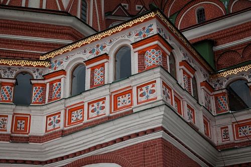 Орнаментальная роспись XVII в. на участке внешней обходной галереи Покровского собора