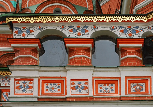 Растительный декор XVII в. на участке внешней обходной галереи Покровского собора