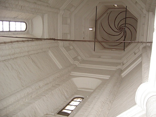Известковая побелка на стенах и вихревая розетка на своде в интерьере церкви Святой Троицы