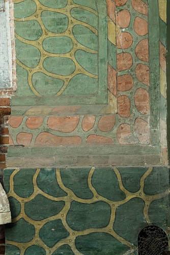 Фрагмент фасадной росписи XVIII в., имитирующей булыжник – «дикий камень» 