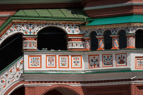 Растительный декор XVII в. на западном фасаде Покровского собора