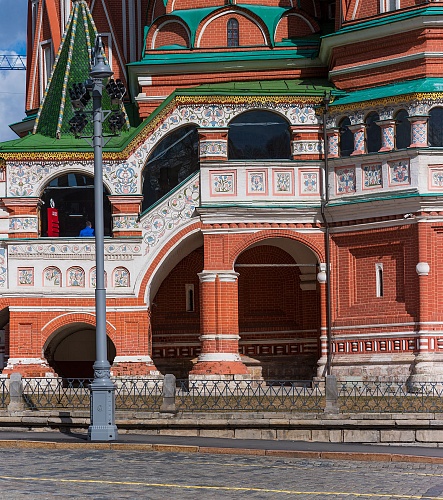 Подклет с западной стороны Покровского собора: архитектурные детали на стенах и открытая галерея
