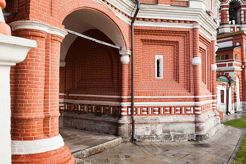 Подклет с южной стороны Покровского собора: архитектурные детали на стенах и открытая галерея