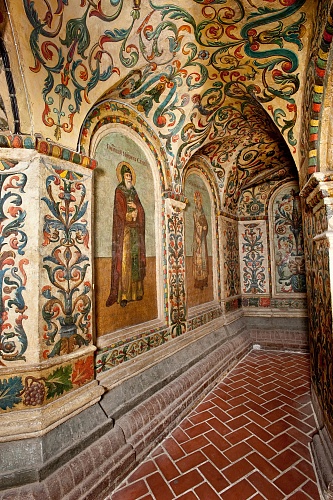Масляная живопись XIX в. на восточном участке внутренней обходной галереи Покровского собора