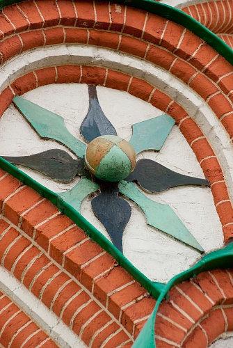 Один из керамических изразцов, украшающих центральную церковь Покровского собора 
