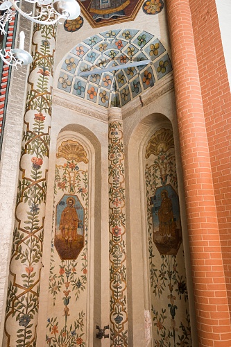 Фрагмент масляной живописи XVIII в. в интерьере церкви 