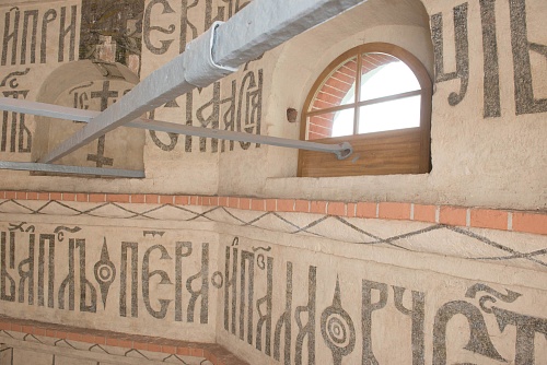 Фрагмент храмозданной летописи в основании шатра Покровской церкви