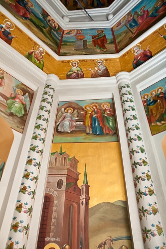 Фрагмент масляной живописи XVIII–XIX вв. в интерьере церкви святых Киприана и Иустины