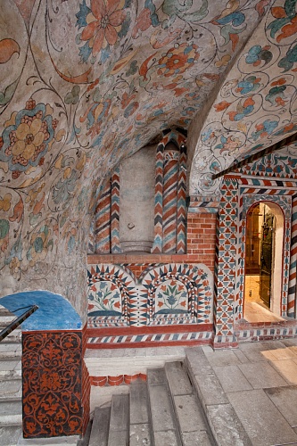Растительный и геометрический орнамент на внешней обходной галерее Покровского собора